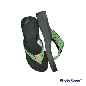 NEW Black polka dot on green flip flops size 7